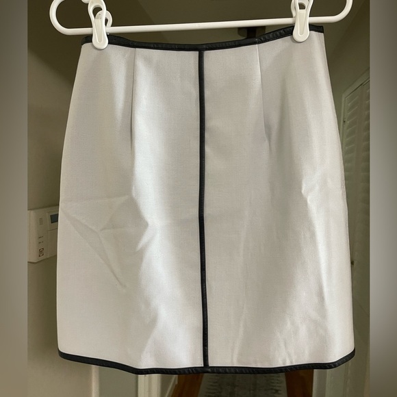 EUC Club Monaco Leather Trimmed Mini Skirt - Picture 4 of 7